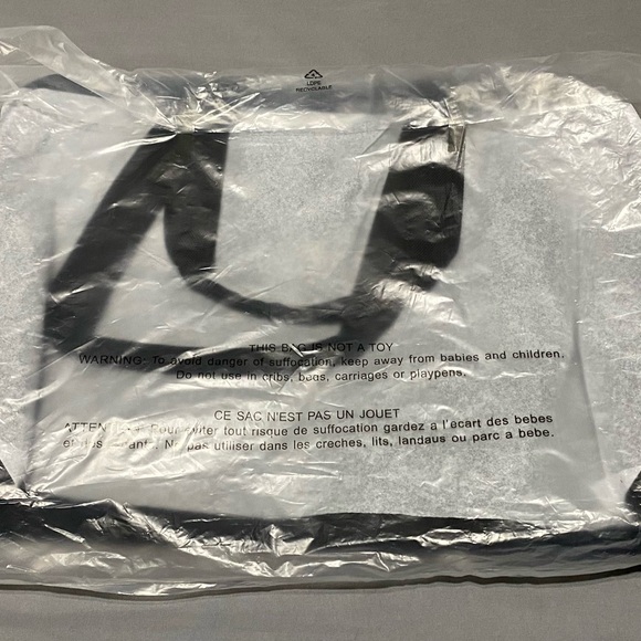 NWT VS Black Bag Still in original plastic. 19”13”
Shoulder Bag Never opened 😍😍 - Picture 5 of 9